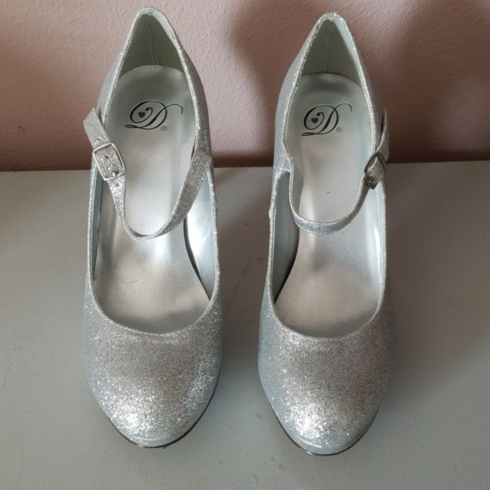 Shoes - Picture 4 of 4